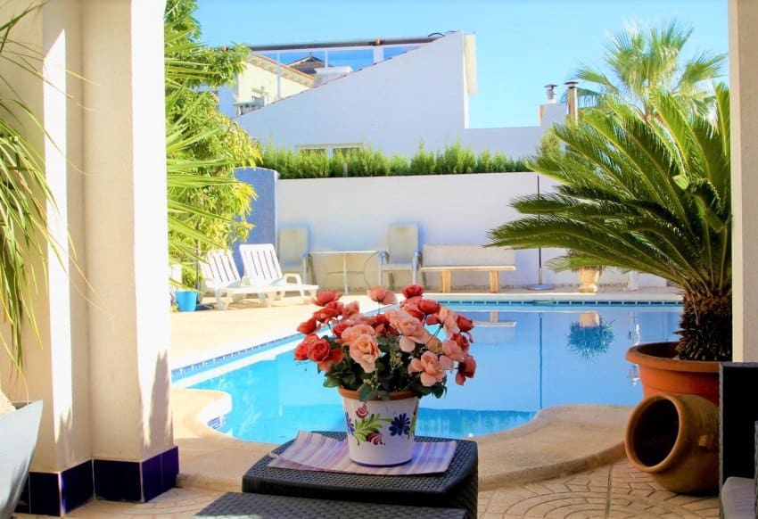 6 bedroom Villa for sale in Villamartin with pool - € 469,000 (Ref: 9004578)