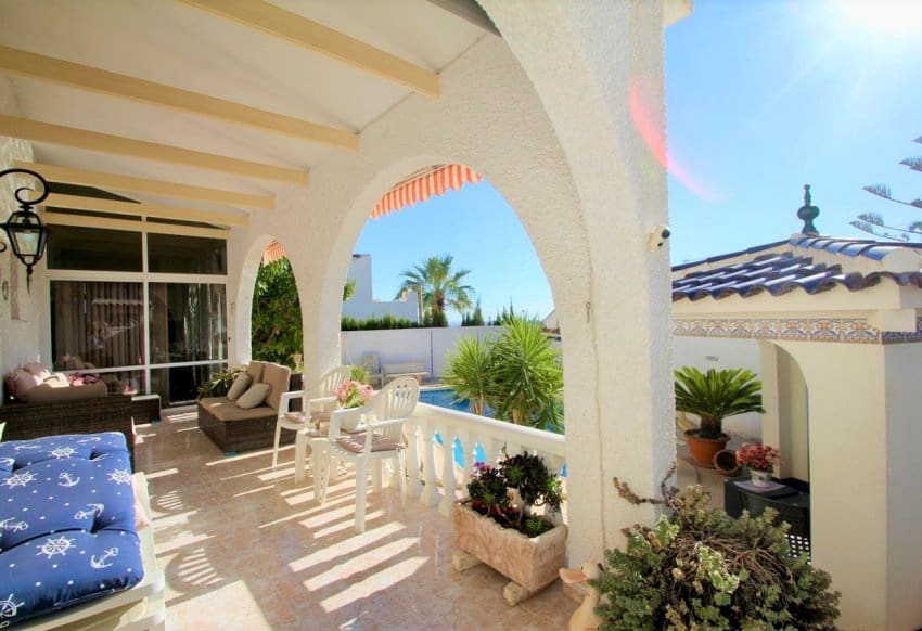 6 bedroom Villa for sale in Villamartin with pool - € 469,000 (Ref: 9004578)