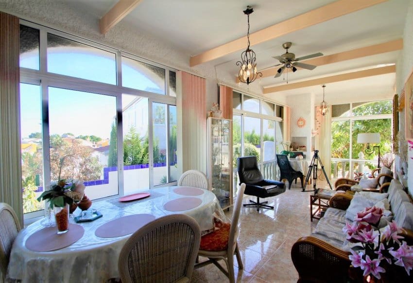 6 bedroom Villa for sale in Villamartin with pool - € 469,000 (Ref: 9004578)