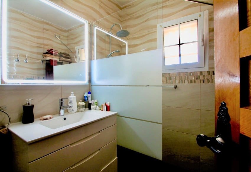 6 bedroom Villa for sale in Villamartin with pool - € 469,000 (Ref: 9004578)