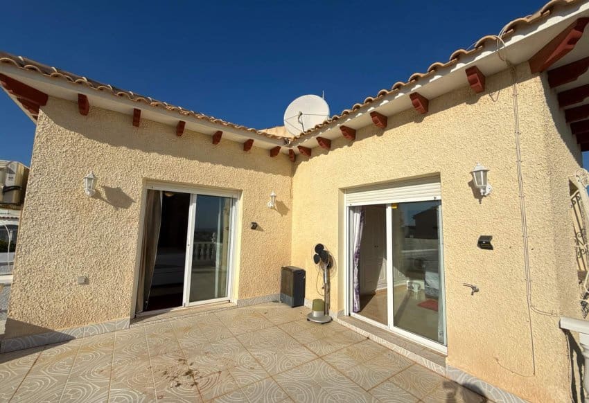 3 bedroom Villa for sale in Villamartin with pool - € 349,950 (Ref: 9086625)