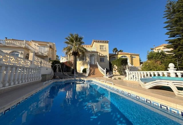 3 soveværelse Villa til salg i Villamartin, Orihuela med swimmingpool - € 349.950 (Ref: 9086625)