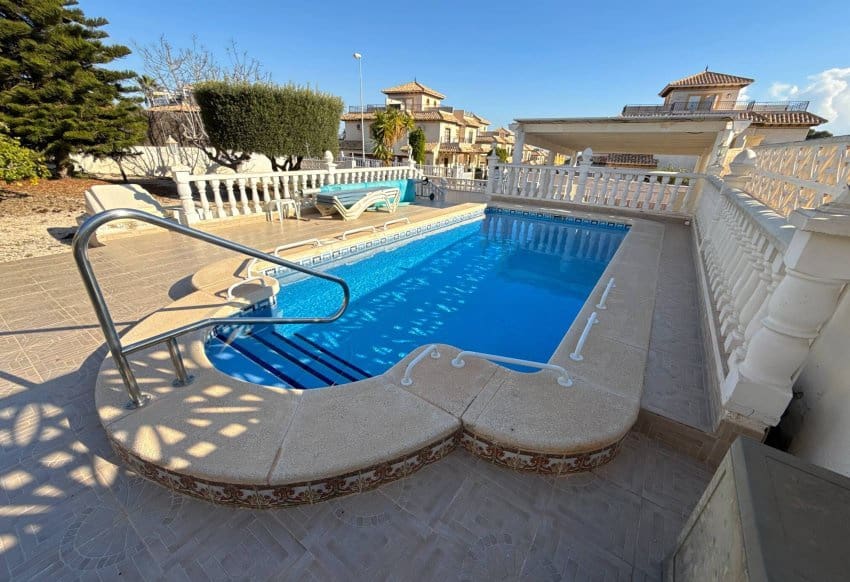 3 bedroom Villa for sale in Villamartin with pool - € 349,950 (Ref: 9086625)