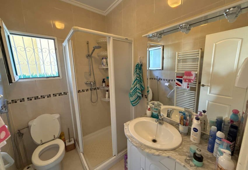 3 bedroom Villa for sale in Villamartin with pool - € 349,950 (Ref: 9086625)