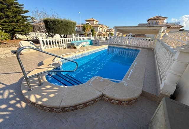 3 soveværelse Villa til salg i Villamartin, Orihuela med swimmingpool - € 349.950 (Ref: 9086625)