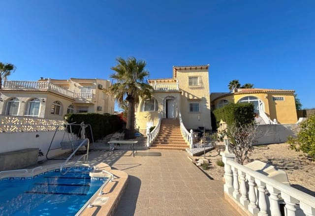 3 soveværelse Villa til salg i Villamartin, Orihuela med swimmingpool - € 349.950 (Ref: 9086625)