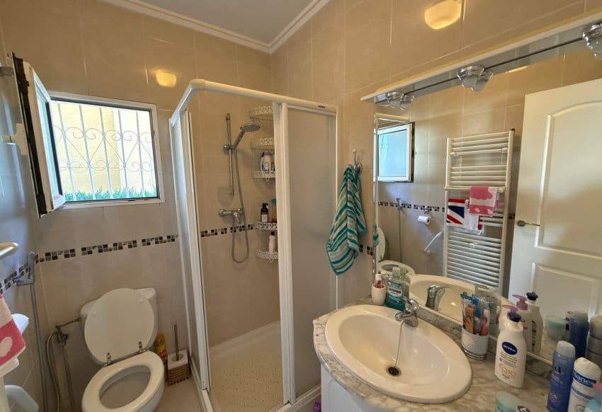 3 bedroom Villa for sale in Villamartin with pool - € 349,950 (Ref: 9086625)