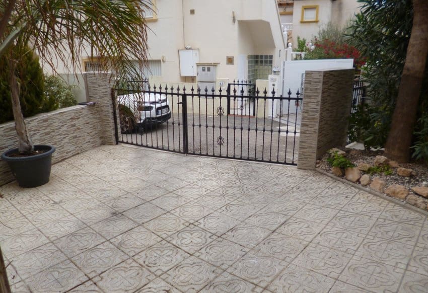 4 bedroom Villa for sale in Playa Flamenca - € 399,995 (Ref: 9097023)