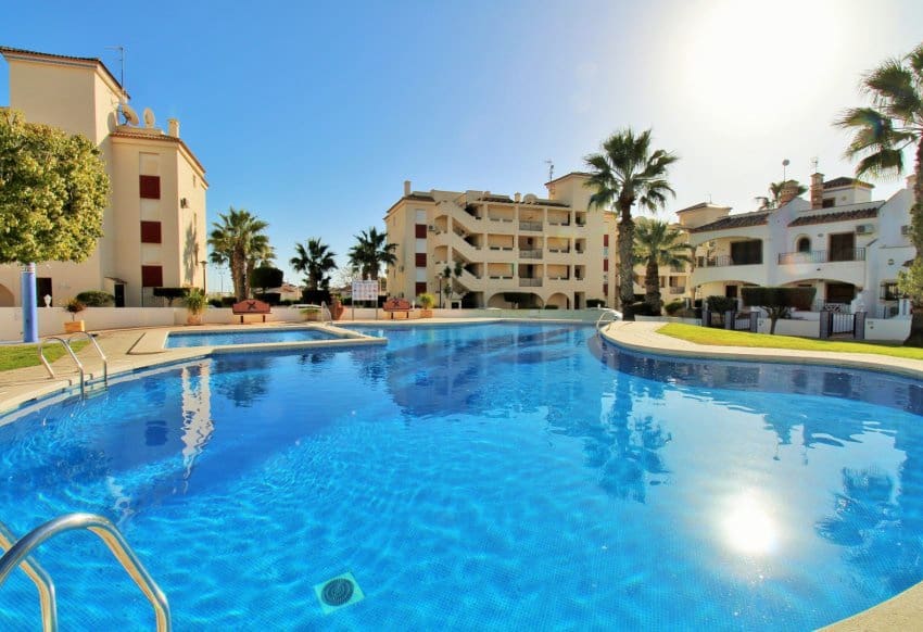 Apartamento de 2 habitaciones en Playa Flamenca en venta con piscina - 169.000 € (Ref: 9199890)