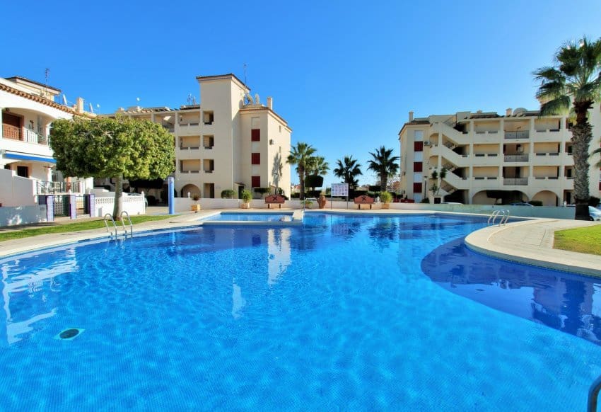Apartamento de 2 habitaciones en Playa Flamenca en venta con piscina - 169.000 € (Ref: 9199890)