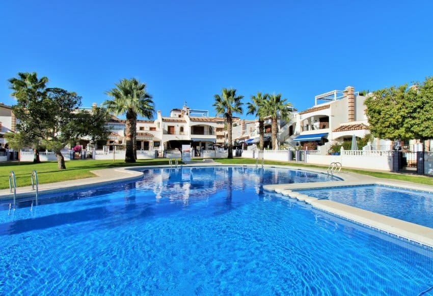 Apartamento de 2 habitaciones en Playa Flamenca en venta con piscina - 169.000 € (Ref: 9199890)