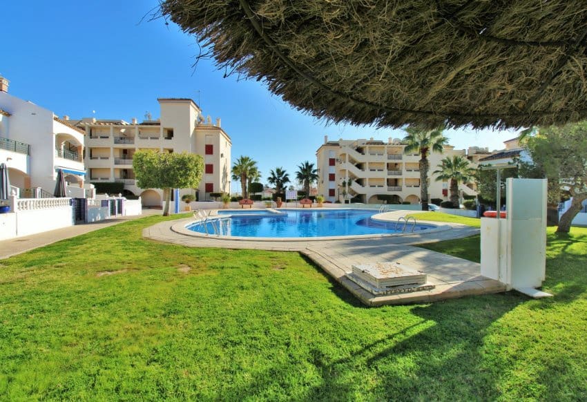 Apartamento de 2 habitaciones en Playa Flamenca en venta con piscina - 169.000 € (Ref: 9199890)