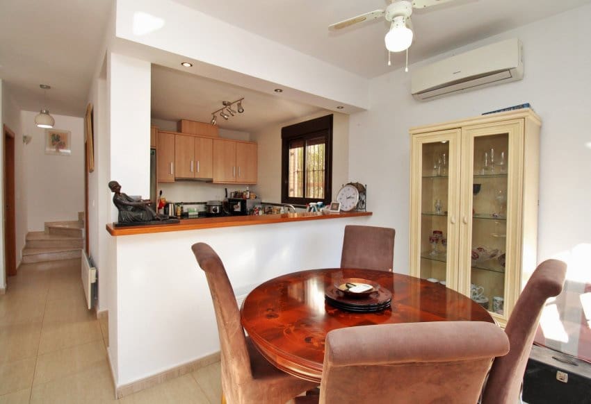 2 soveværelse Villa til salg i Villamartin med swimmingpool - € 259.000 (Ref: 9199891)