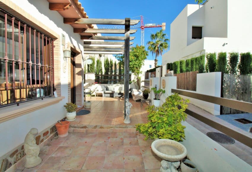 2 soveværelse Villa til salg i Villamartin med swimmingpool - € 259.000 (Ref: 9199891)