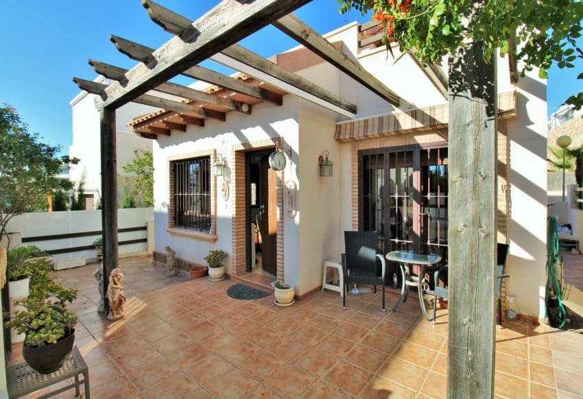 2 soveværelse Villa til salg i Villamartin med swimmingpool - € 259.000 (Ref: 9199891)