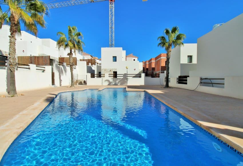 2 soveværelse Villa til salg i Villamartin med swimmingpool - € 259.000 (Ref: 9199891)