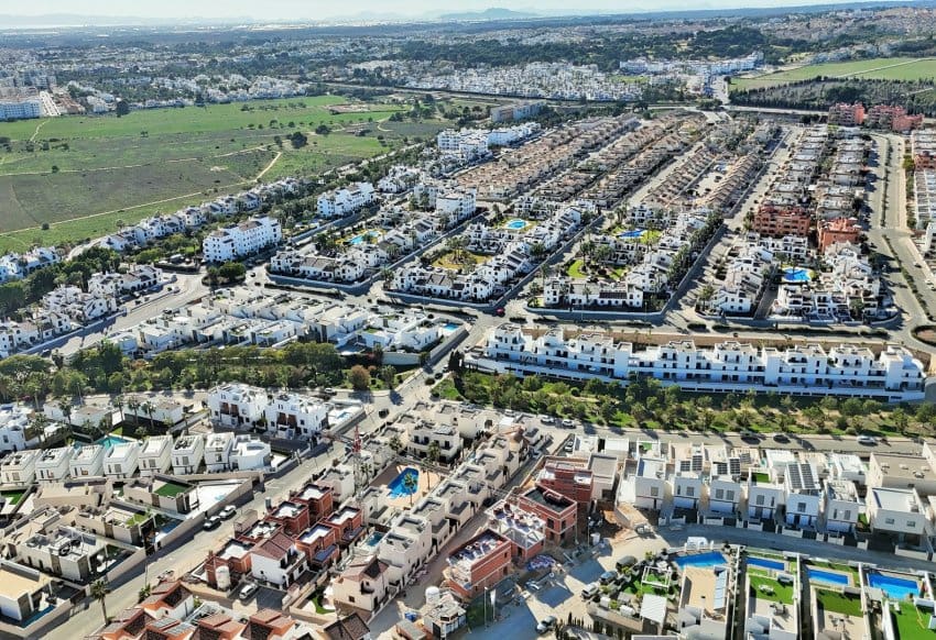 2 soveværelse Villa til salg i Villamartin med swimmingpool - € 259.000 (Ref: 9199891)