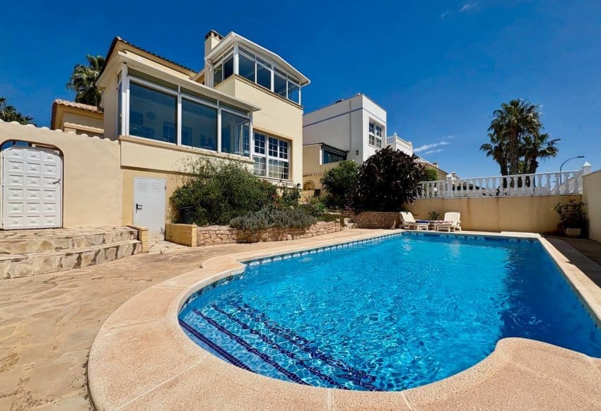 3 bedroom Villa for sale in Villamartin with pool - € 435,000 (Ref: 9201672)