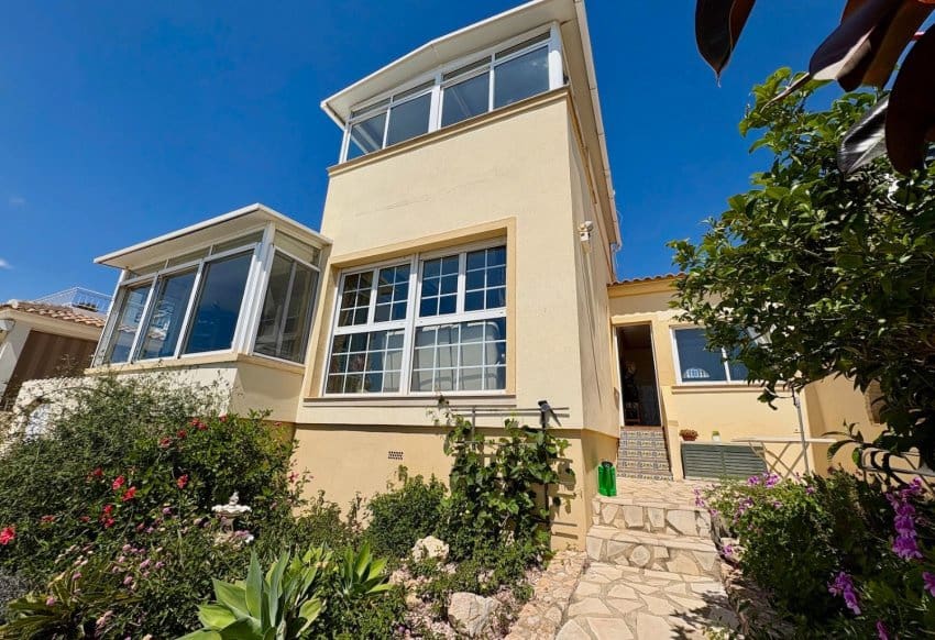 3 bedroom Villa for sale in Villamartin with pool - € 435,000 (Ref: 9201672)