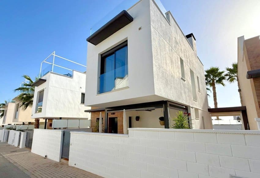 3 makuuhuone Huvila myytävänä paikassa Orihuela Costa mukana uima-altaan - 449 900 € (Ref: 9329841)