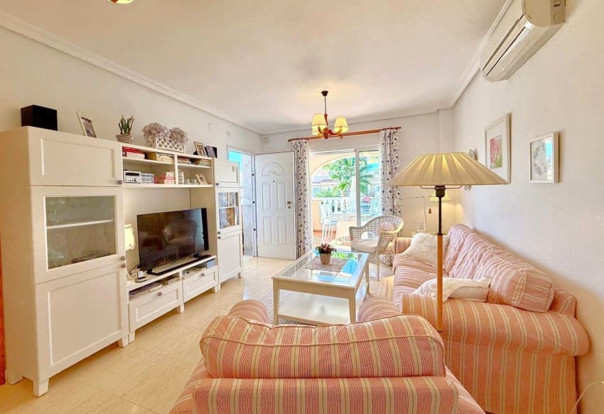 3 makuuhuone Kattohuoneisto myytävänä paikassa Playa Flamenca mukana uima-altaan - 245 000 € (Ref: 9354061)