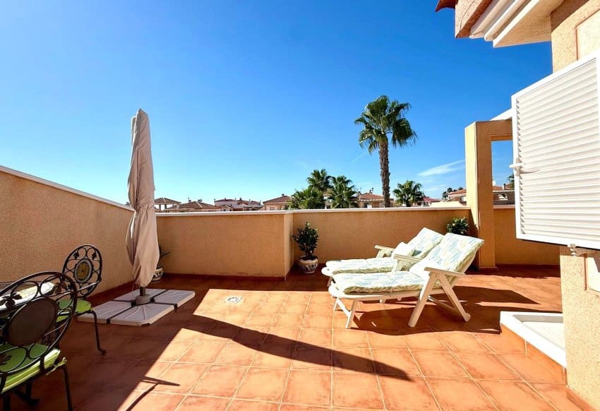 3 makuuhuone Kattohuoneisto myytävänä paikassa Playa Flamenca mukana uima-altaan - 245 000 € (Ref: 9354061)