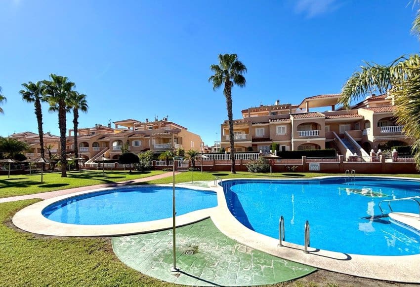 3 makuuhuone Kattohuoneisto myytävänä paikassa Playa Flamenca mukana uima-altaan - 245 000 € (Ref: 9354061)