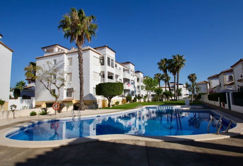 2 soveværelse Lejlighed til salg i Villamartin med swimmingpool - € 199.000 (Ref: 9402715)