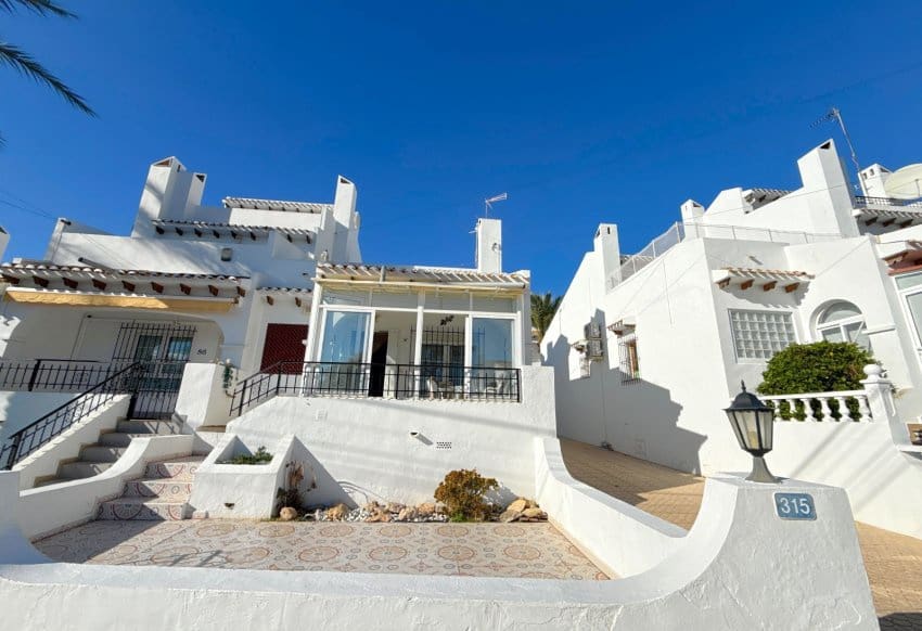 3 bedroom Villa for sale in Villamartin with pool - € 229,950 (Ref: 9432416)