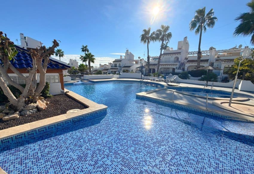 3 bedroom Villa for sale in Villamartin with pool - € 229,950 (Ref: 9432416)