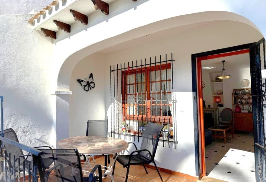 2 bedroom Townhouse for sale in Villamartin with pool - € 199,000 (Ref: 9490021)