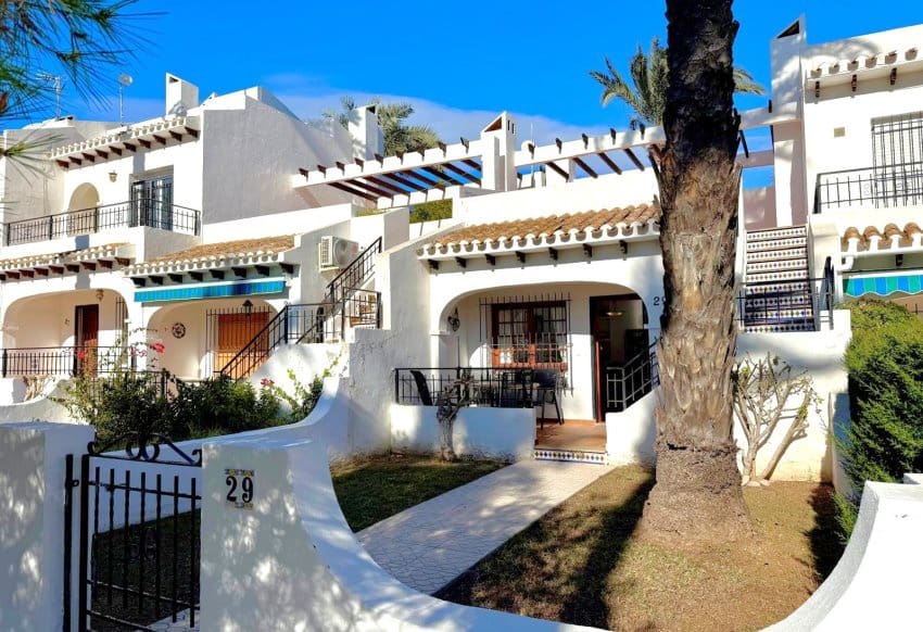 2 bedroom Townhouse for sale in Villamartin with pool - € 199,000 (Ref: 9490021)