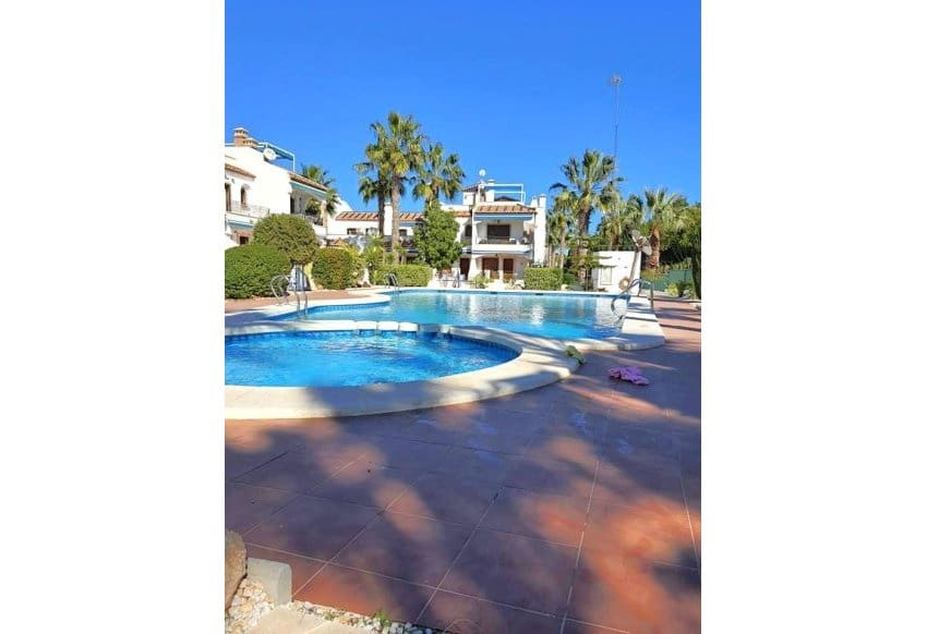 3 makuuhuone Omakotitalo myytävänä paikassa Villamartin mukana uima-altaan - 275 000 € (Ref: 9650598)