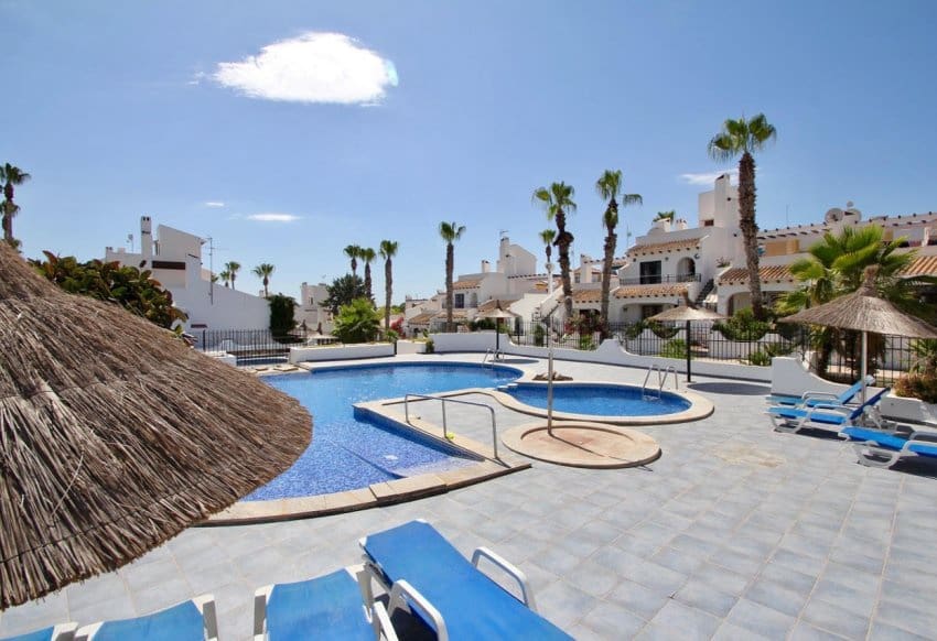 2 bedroom Townhouse for sale in Villamartin with pool - € 225,000 (Ref: 9665262)