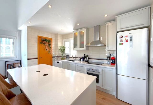 Apartamento de 2 habitaciones en Villamartin, Orihuela en venta con garaje - 245.000 € (Ref: 9750963)