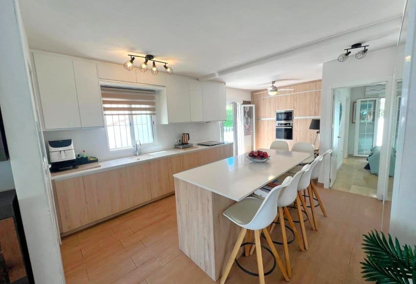 2 slaapkamer Villa te koop in Villamartin met zwembad - € 415.000 (Ref: 9804893)