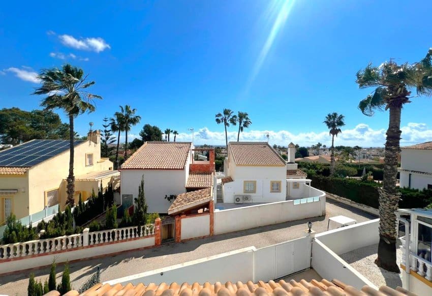 2 slaapkamer Villa te koop in Villamartin met zwembad - € 415.000 (Ref: 9804893)