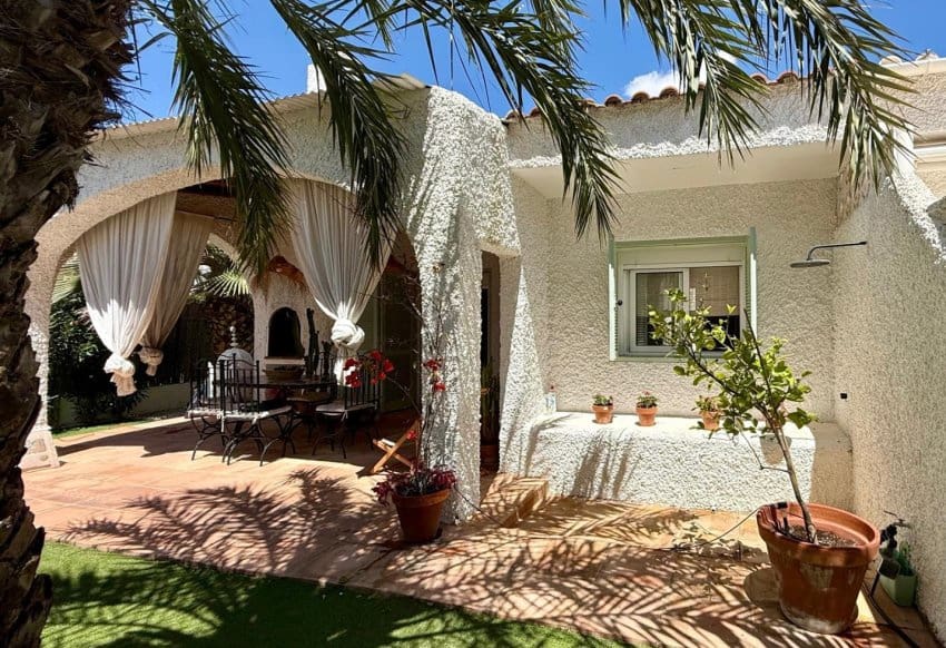 3 bedroom Semi-detached Villa for sale in Campoamor with pool - € 435,000 (Ref: 9804894)