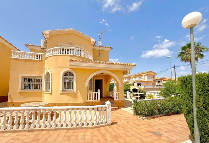 3 sypialnia Willa na sprzedaż w Villamartin z basenem garażem - 339 000 € (Ref: 9928451)