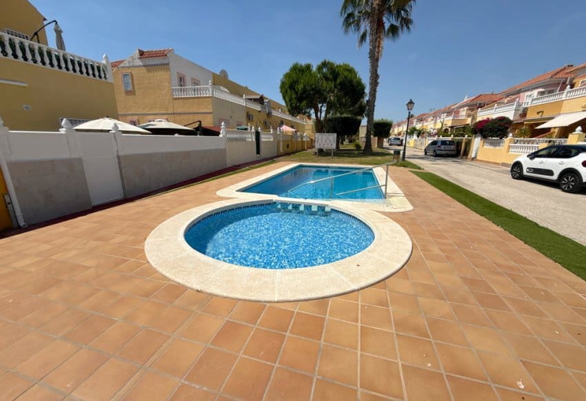Chalet de 3 habitaciones en La Regia en venta con piscina - 349.950 € (Ref: 9934869)