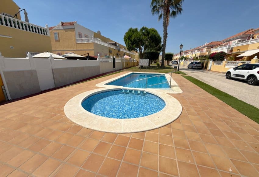 Chalet de 3 habitaciones en La Regia en venta con piscina - 349.950 € (Ref: 9934869)