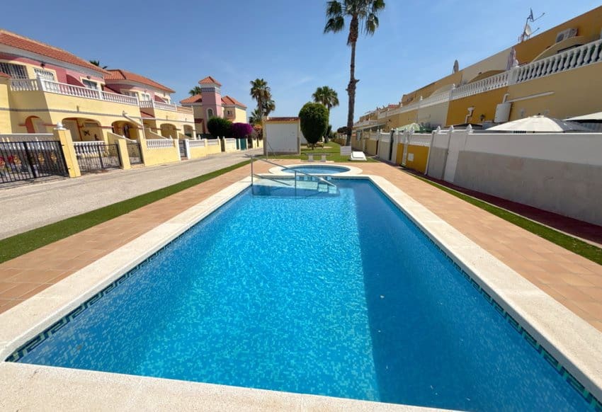 Chalet de 3 habitaciones en La Regia en venta con piscina - 349.950 € (Ref: 9934869)