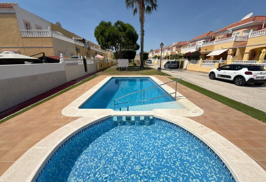 Chalet de 3 habitaciones en La Regia en venta con piscina - 349.950 € (Ref: 9934869)