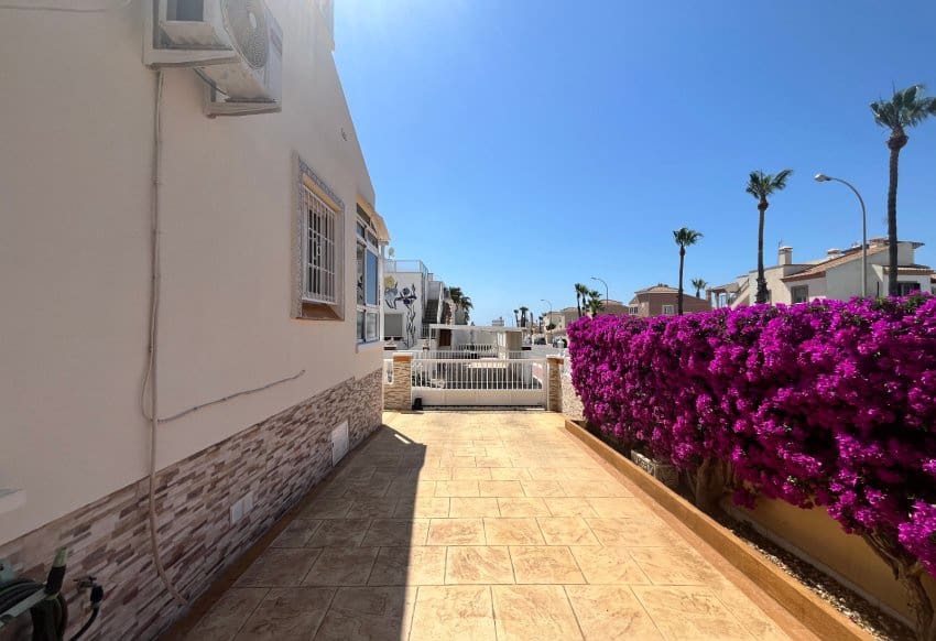 3 soverom Hus til salgs i Playa Flamenca med svømmebasseng garasje - € 259 995 (Ref: 9934878)