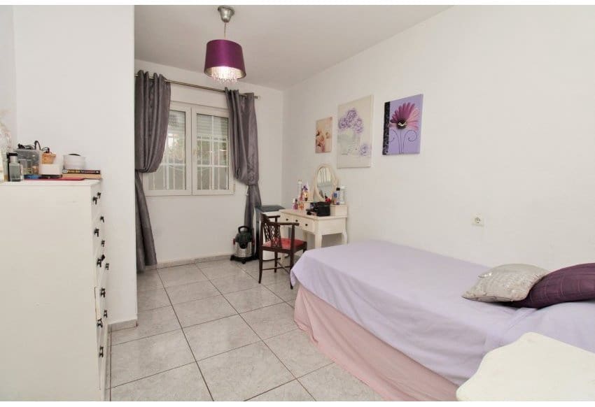 4 soverom Hus til salgs i Villamartin med svømmebasseng garasje - € 295 000 (Ref: 9944565)