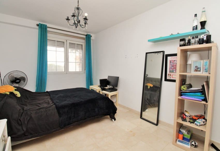 4 soverom Hus til salgs i Villamartin med svømmebasseng garasje - € 295 000 (Ref: 9944565)