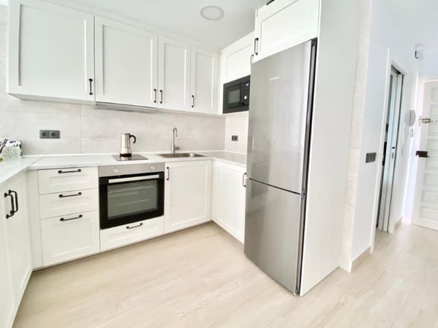 1 slaapkamer Flat te huur in Torre del Mar, Vélez-Málaga met zwembad garage - € 750 (Ref: 10042679)