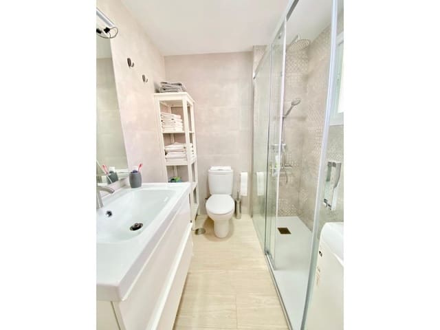 1 slaapkamer Flat te huur in Torre del Mar, Vélez-Málaga met zwembad garage - € 750 (Ref: 10042679)