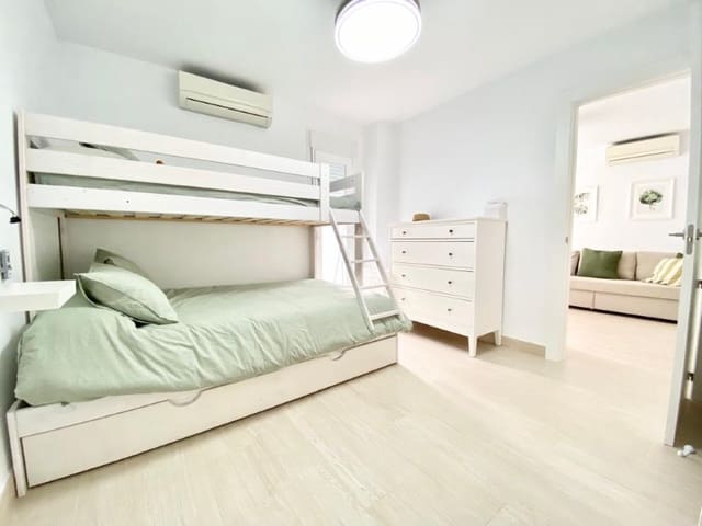 1 slaapkamer Flat te huur in Torre del Mar, Vélez-Málaga met zwembad garage - € 750 (Ref: 10042679)