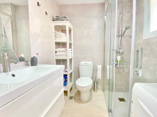 1 slaapkamer Flat te huur in Torre del Mar, Vélez-Málaga met zwembad garage - € 750 (Ref: 10042679)